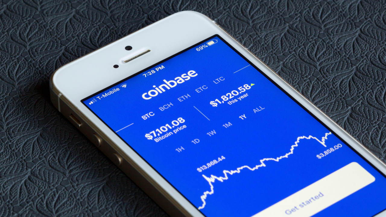 Coinbaseのモバイルアプリのログインページがスマートフォンに表示されている Coinbaseのモバイルアプリのログインページがスマートフォンに表示されている