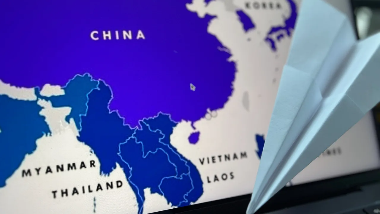 中国の地図に寄りかかる紙飛行機 中国の地図に寄りかかる紙飛行機