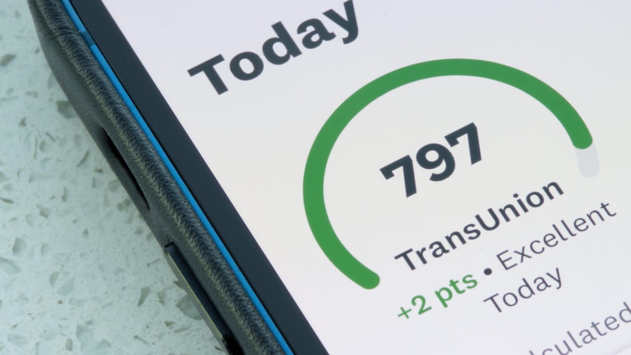 iPhoneの画面に表示されたCredit KarmaアプリのTransUnionクレジットスコア iPhoneの画面に表示されたCredit KarmaアプリのTransUnionクレジットスコア