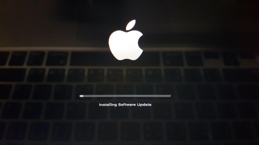 macOS installing security update loading screen