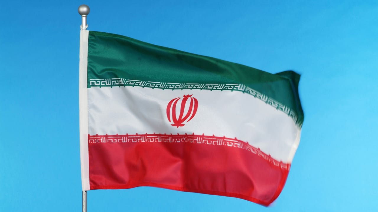 青空を背景にしたイランの旗 青空を背景にしたイランの旗