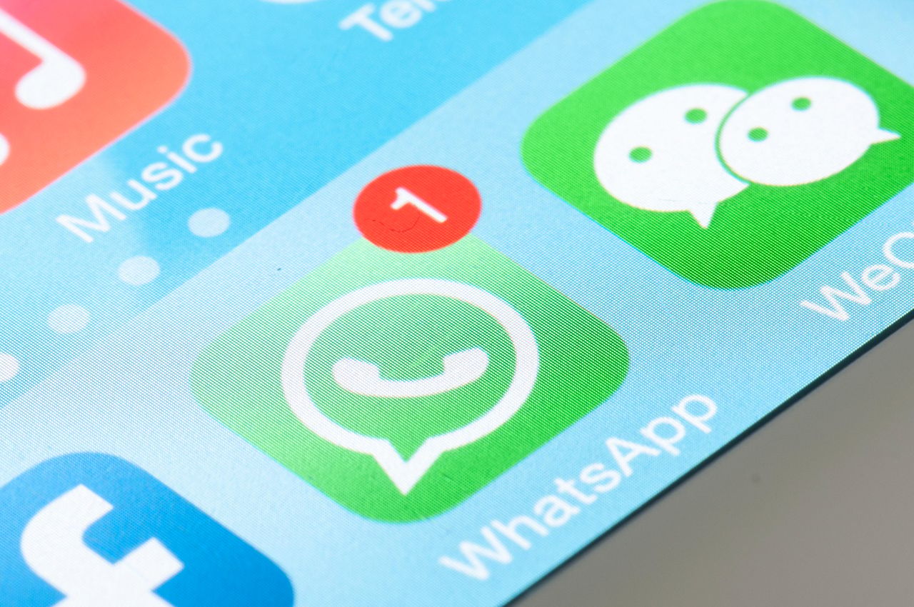 スマートフォンの画面に通知が表示されたWhatsAppアプリのクローズアップ スマートフォンの画面に通知が表示されたWhatsAppアプリのクローズアップ