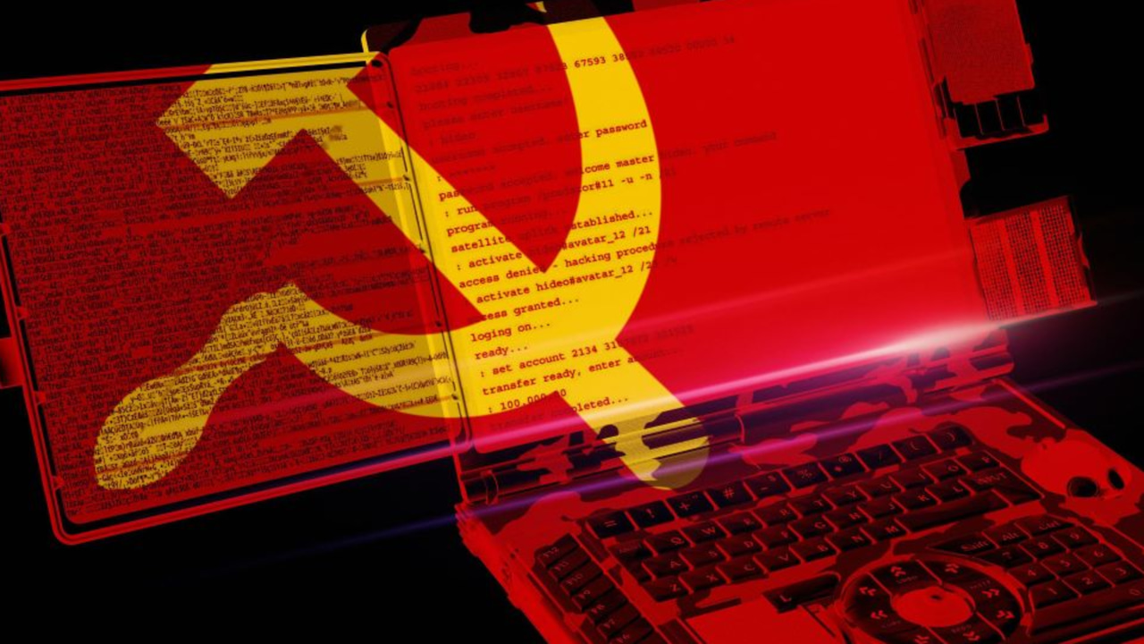 コンピューターコードの行を含むオープンスクリーンを持つラップトップに重ねられた黄色の鎌のある赤い旗 コンピューターコードの行を含むオープンスクリーンを持つラップトップに重ねられた黄色の鎌のある赤い旗