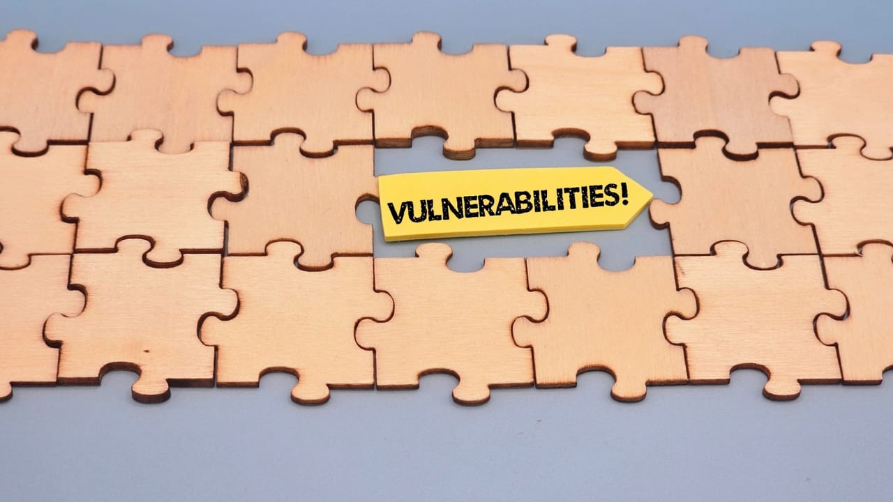 ジグソーパズルの欠けたピースに「VULNERABILITIES!(脆弱性!)」と書かれた黄色い付箋が強調されている ジグソーパズルの欠けたピースに「VULNERABILITIES!(脆弱性!)」と書かれた黄色い付箋が強調されている