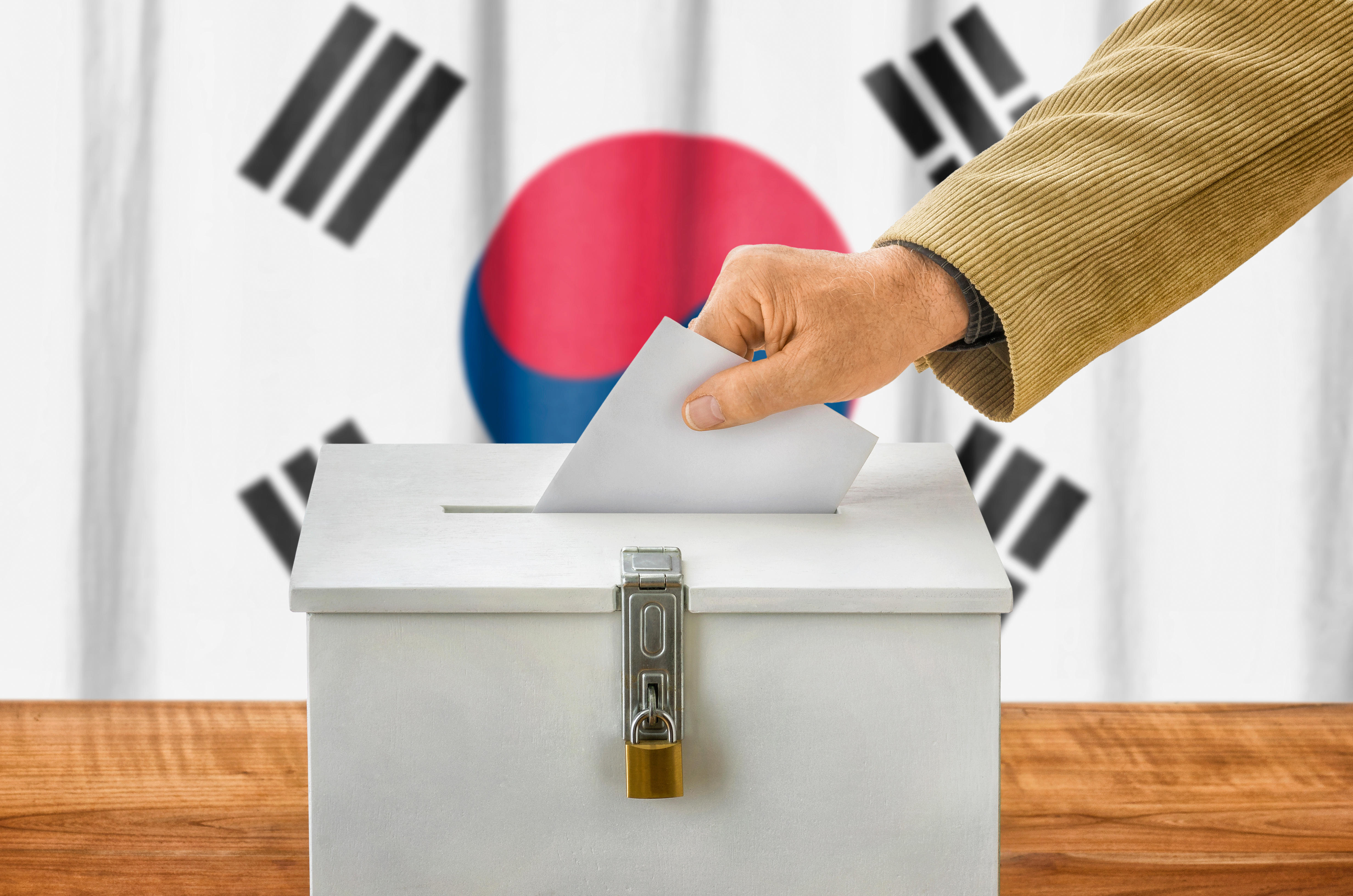https://eu-images.contentstack.com/v3/assets/blt6d90778a997de1cd/bltd54801db52c4217b/65eb6a0a071f9d040adb4aac/Korean_election-Panther_Media_GmbH-Alamy.jpg