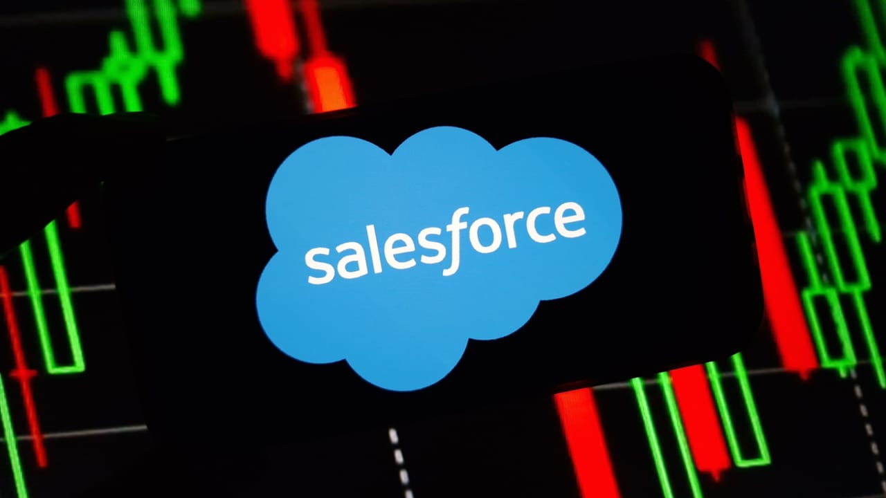 モバイル電話に表示されたSalesforceの会社ロゴ モバイル電話に表示されたSalesforceの会社ロゴ