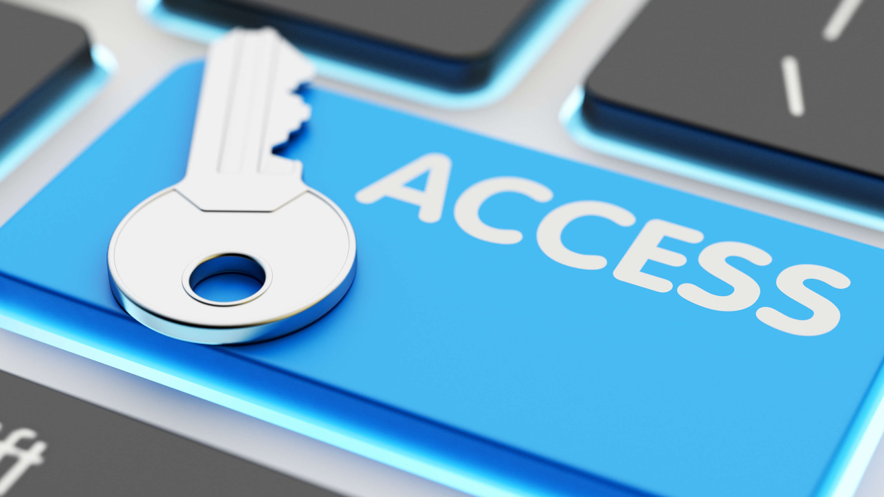 "Access"と書かれた青いキーボードキーとその上に置かれた金属の鍵 "Access"と書かれた青いキーボードキーとその上に置かれた金属の鍵