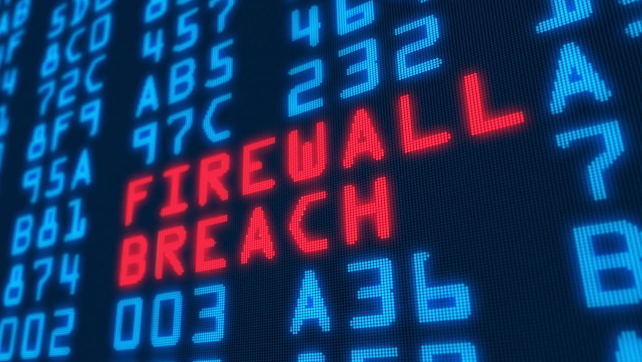 "Firewall Breach"と表示されたデジタルスクリーン "Firewall Breach"と表示されたデジタルスクリーン