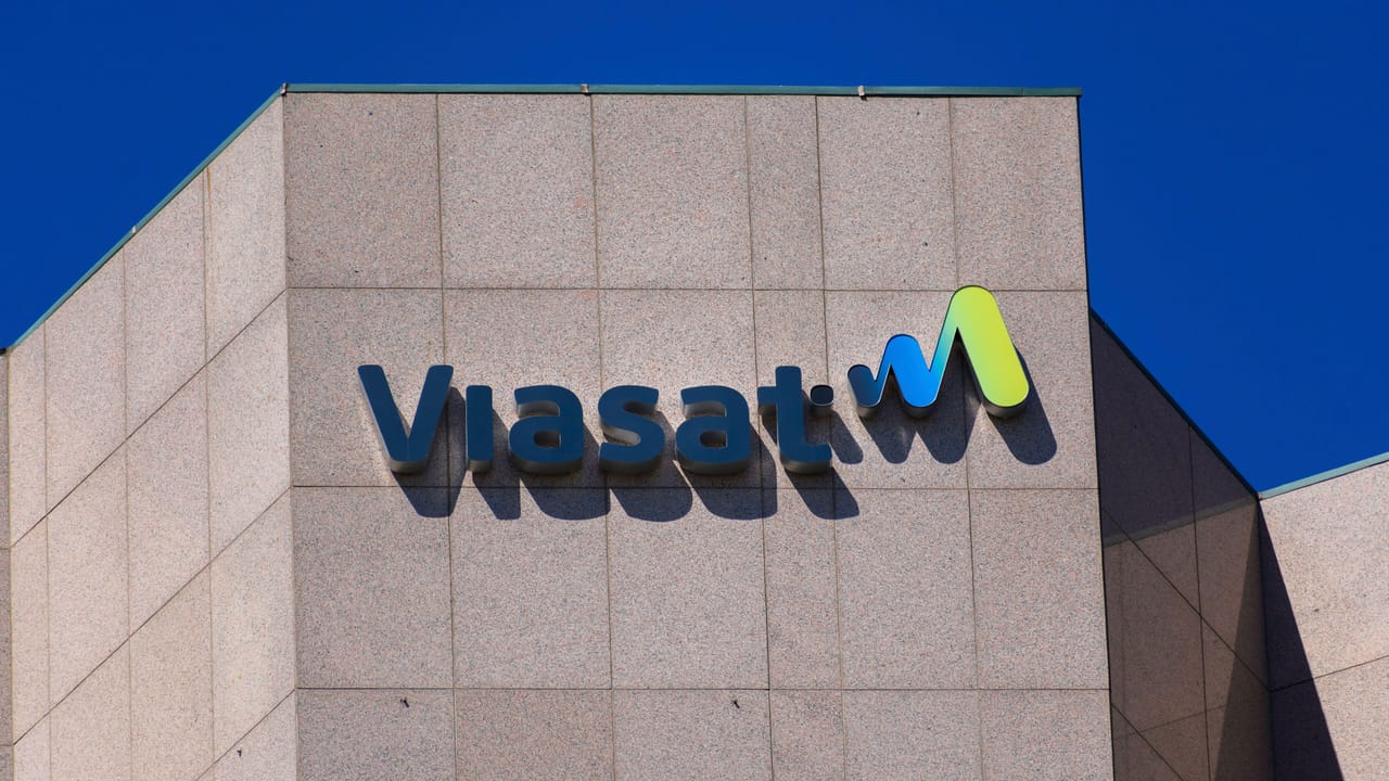 Viasatの看板、ロゴが本社ビルに Viasatの看板、ロゴが本社ビルに