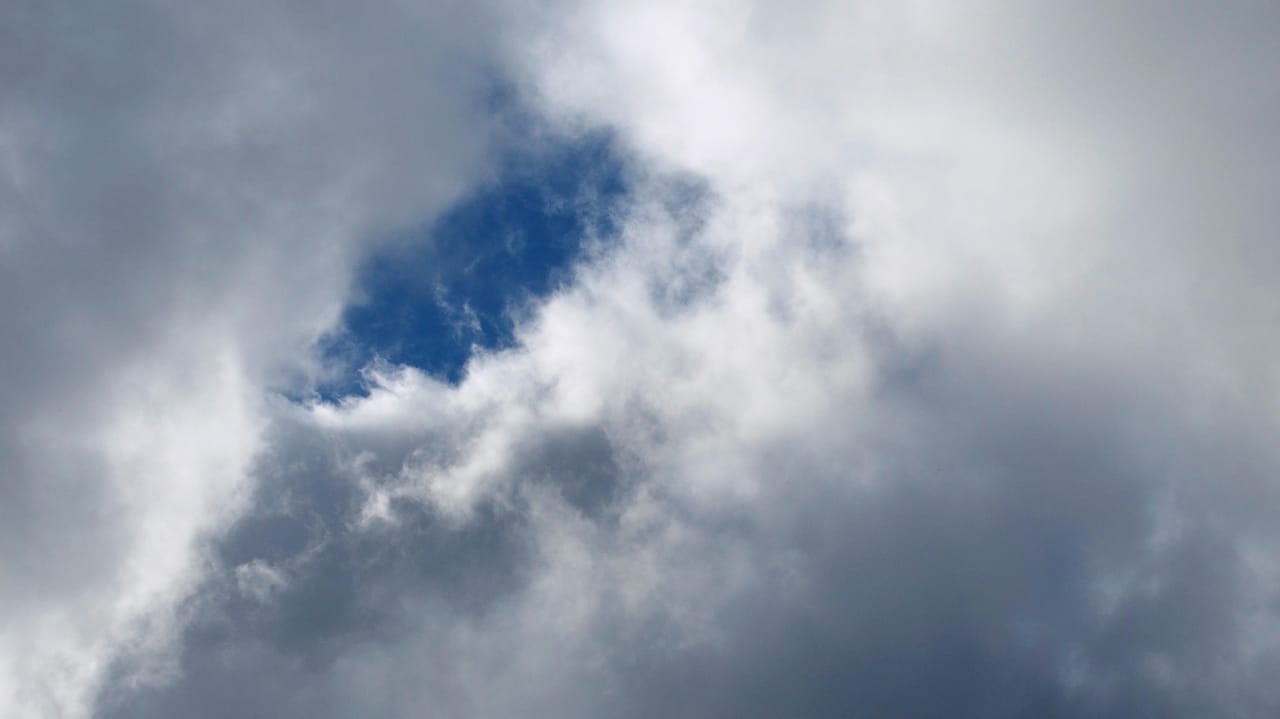 雲の間の青空 雲の間の青空
