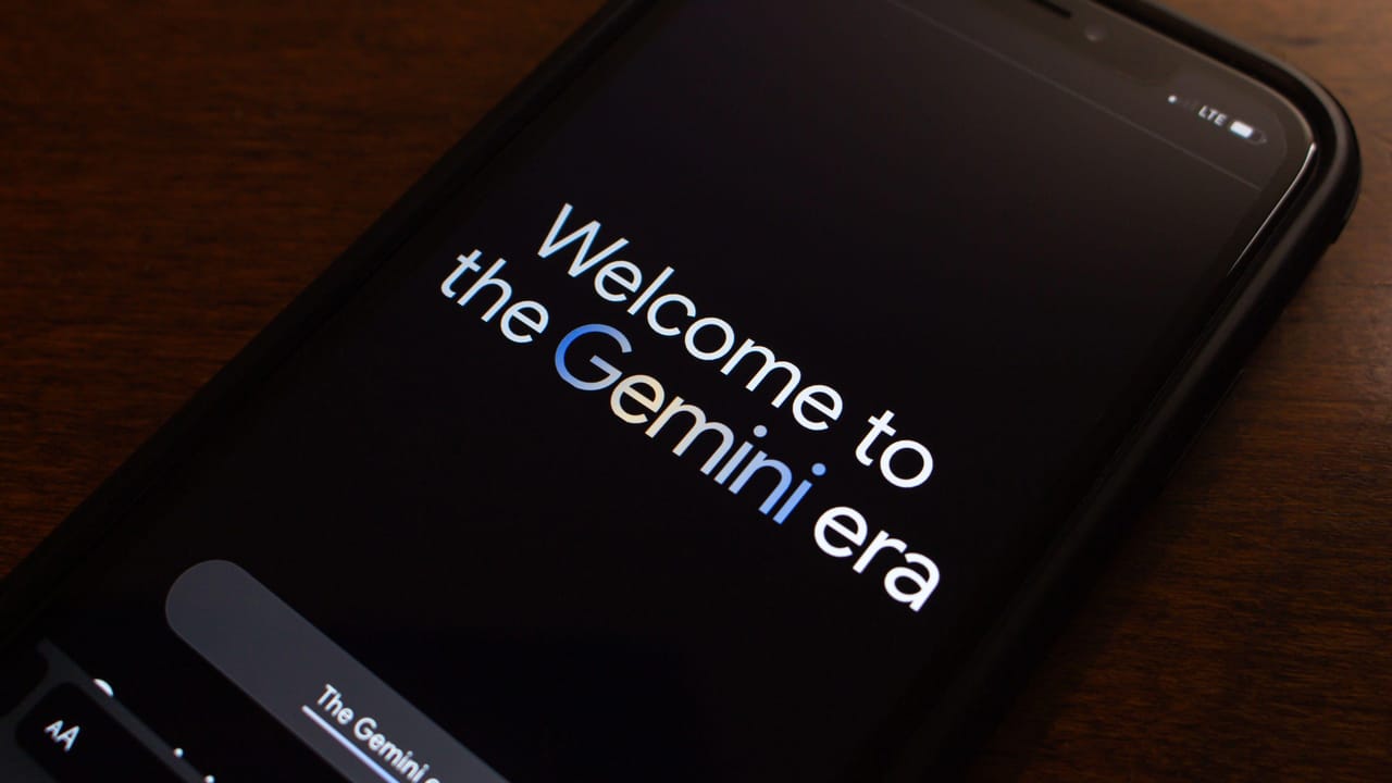 iPhoneの画面に表示されたGoogle Geminiのウェブサイト iPhoneの画面に表示されたGoogle Geminiのウェブサイト