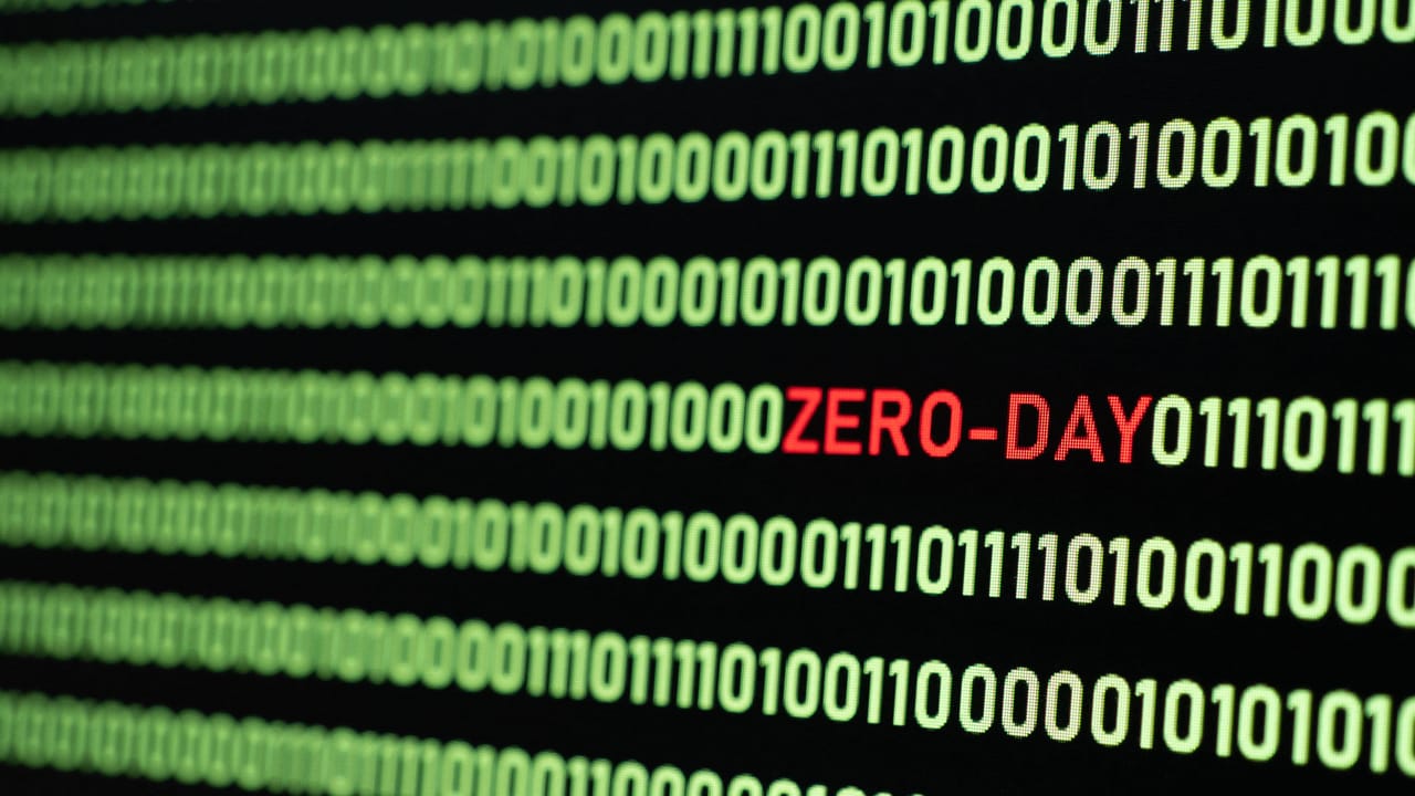 赤字で"zero day"と書かれたソフトウェアコード 赤字で"zero day"と書かれたソフトウェアコード