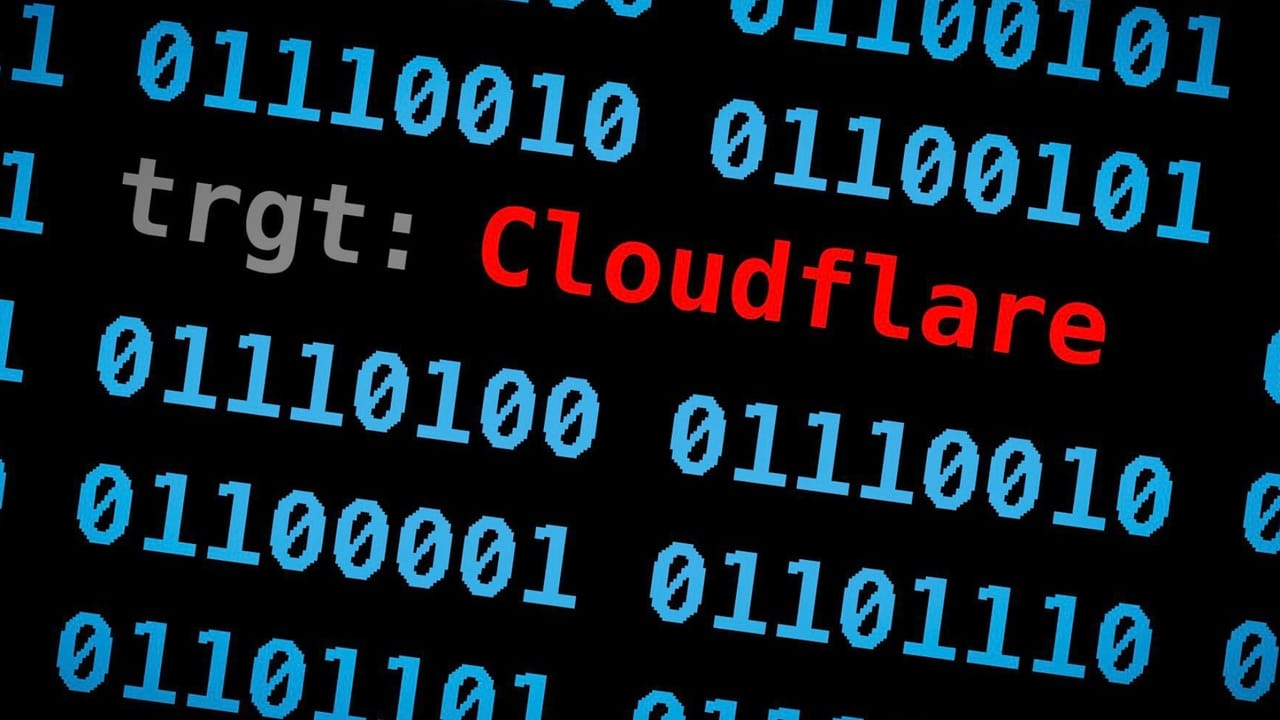 青い画面に1と0の行が並び、中央に赤色で「Cloudflare」と表示されている 青い画面に1と0の行が並び、中央に赤色で「Cloudflare」と表示されている