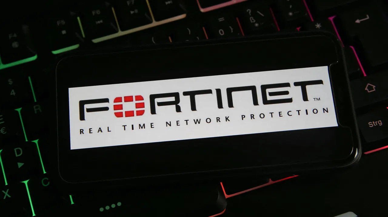 画面にFortinetのロゴが表示された携帯電話 画面にFortinetのロゴが表示された携帯電話
