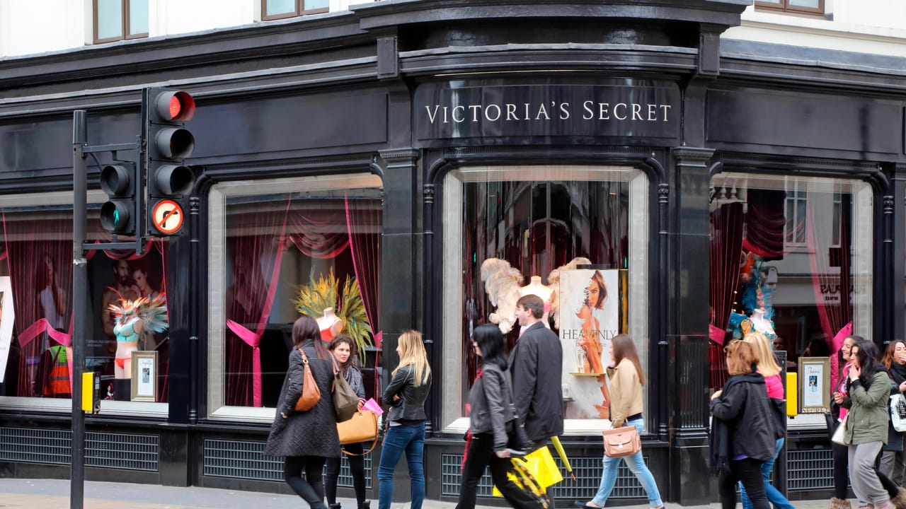 ロンドンのニュー・ボンド・ストリートにあるビクトリアズ・シークレットの店舗前を歩く人々 ロンドンのニュー・ボンド・ストリートにあるビクトリアズ・シークレットの店舗前を歩く人々