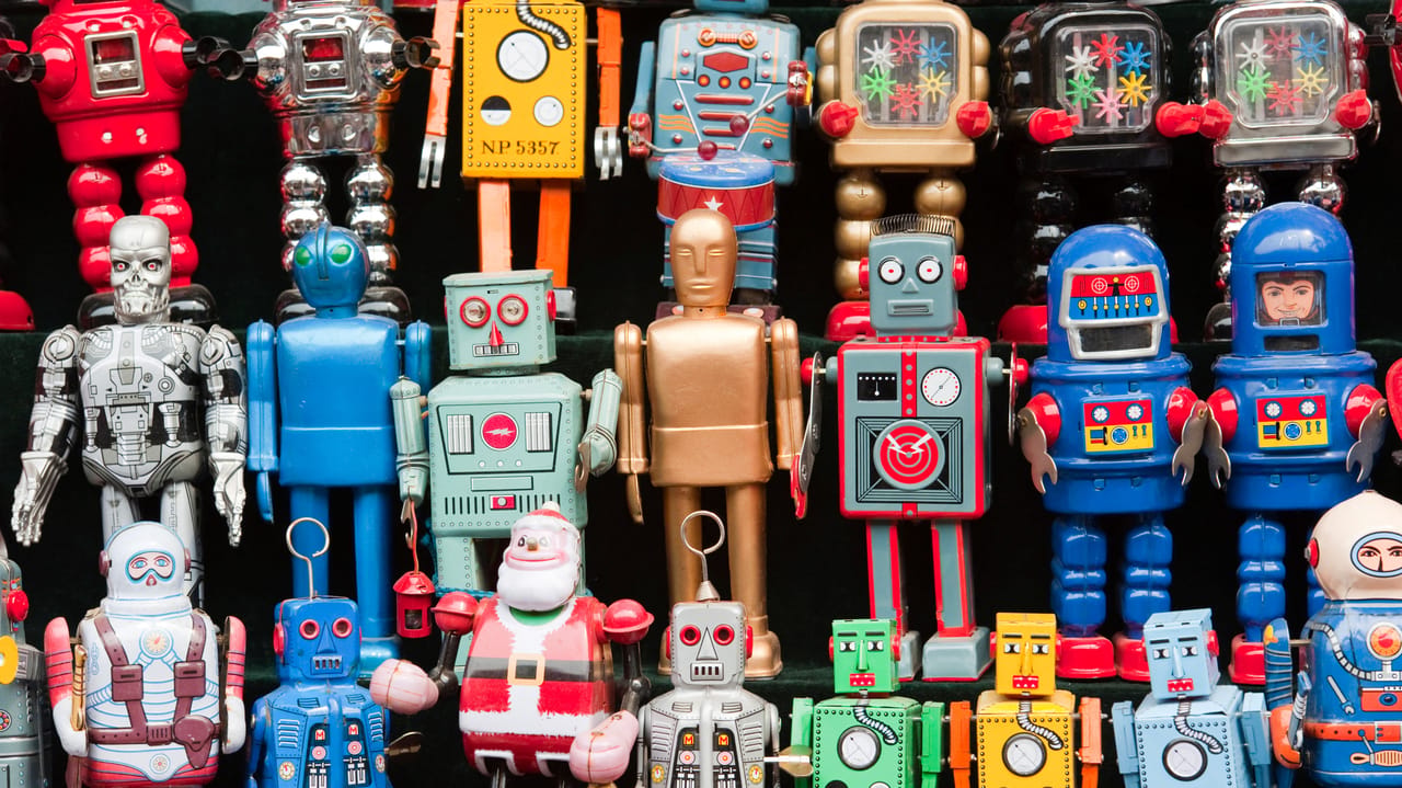 色とりどりのロボット玩具が並ぶ列 色とりどりのロボット玩具が並ぶ列