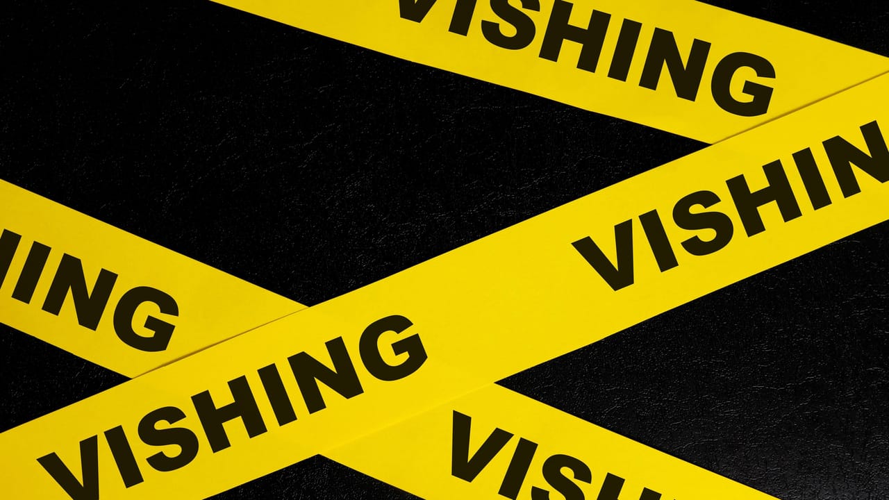 「Vishing」と表示された警告テープ 「Vishing」と表示された警告テープ