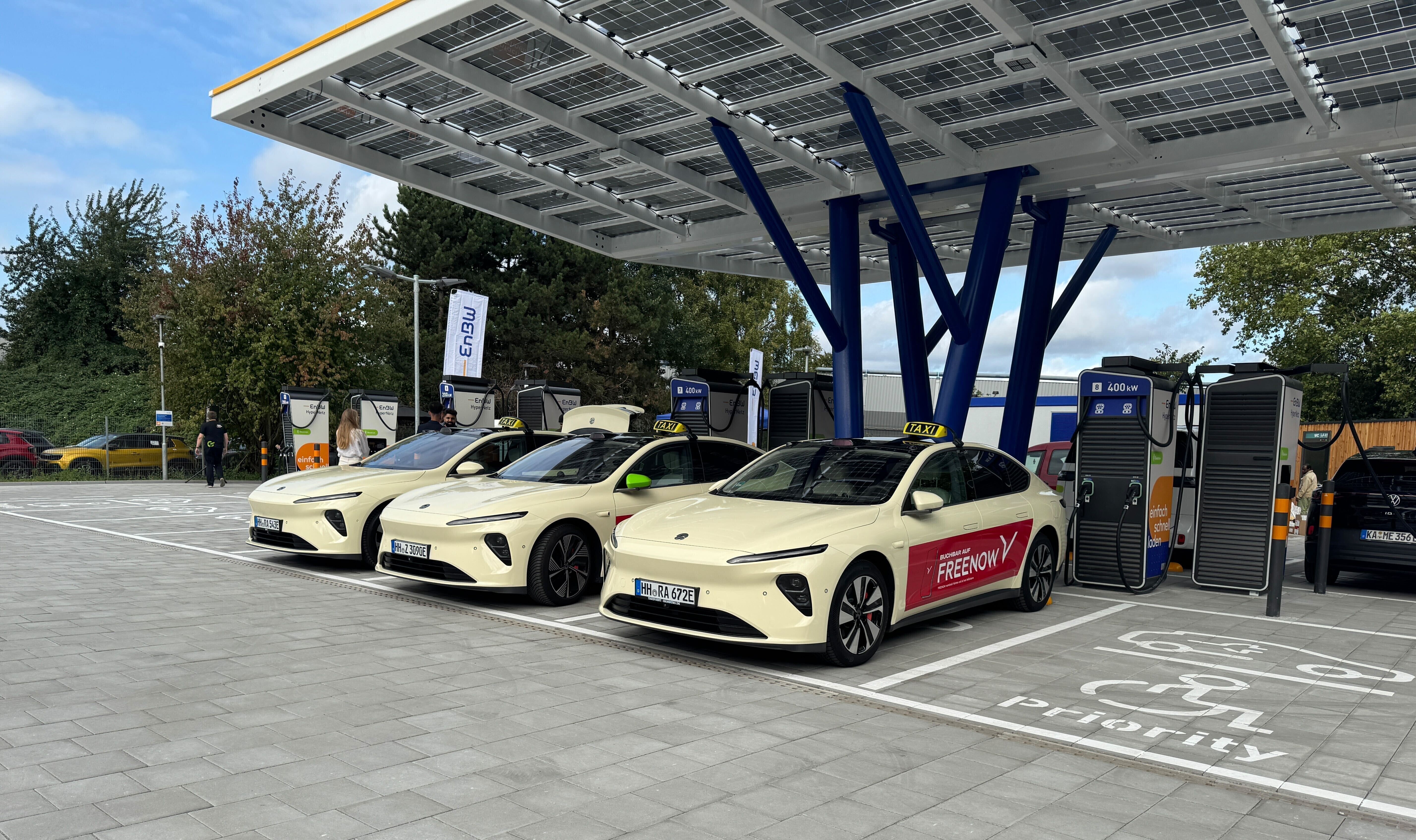 NIO und Freenow erweitern Flotte in Hamburg und eröffnen Batterie | Freenow