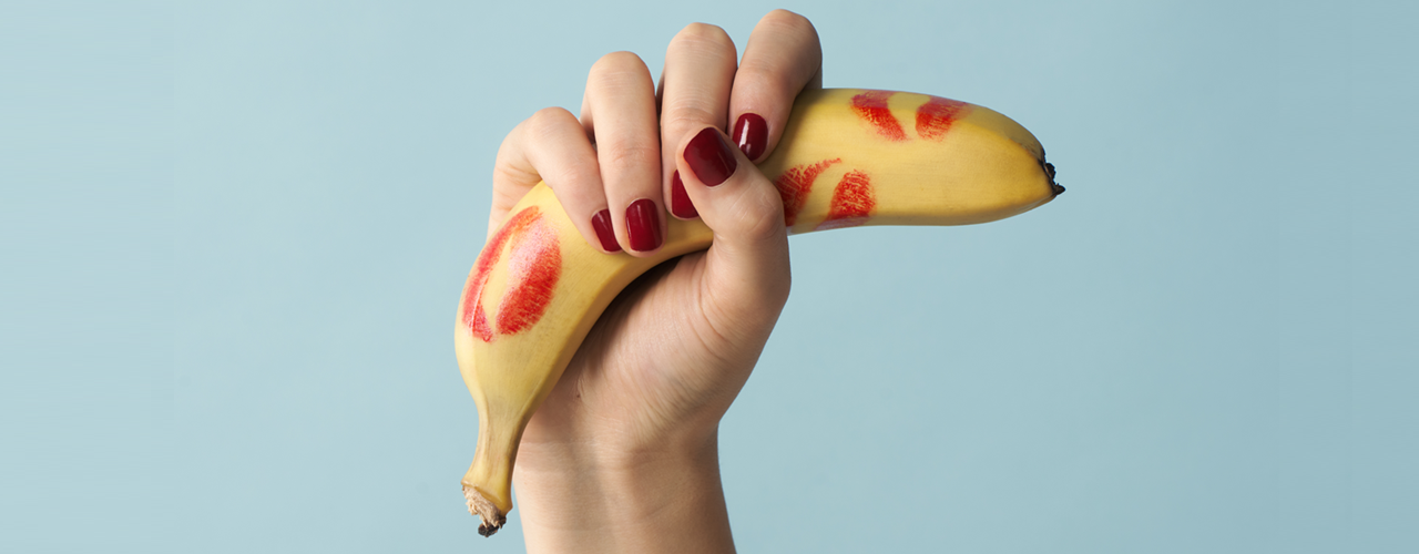 En banan med mærker fra læbestift