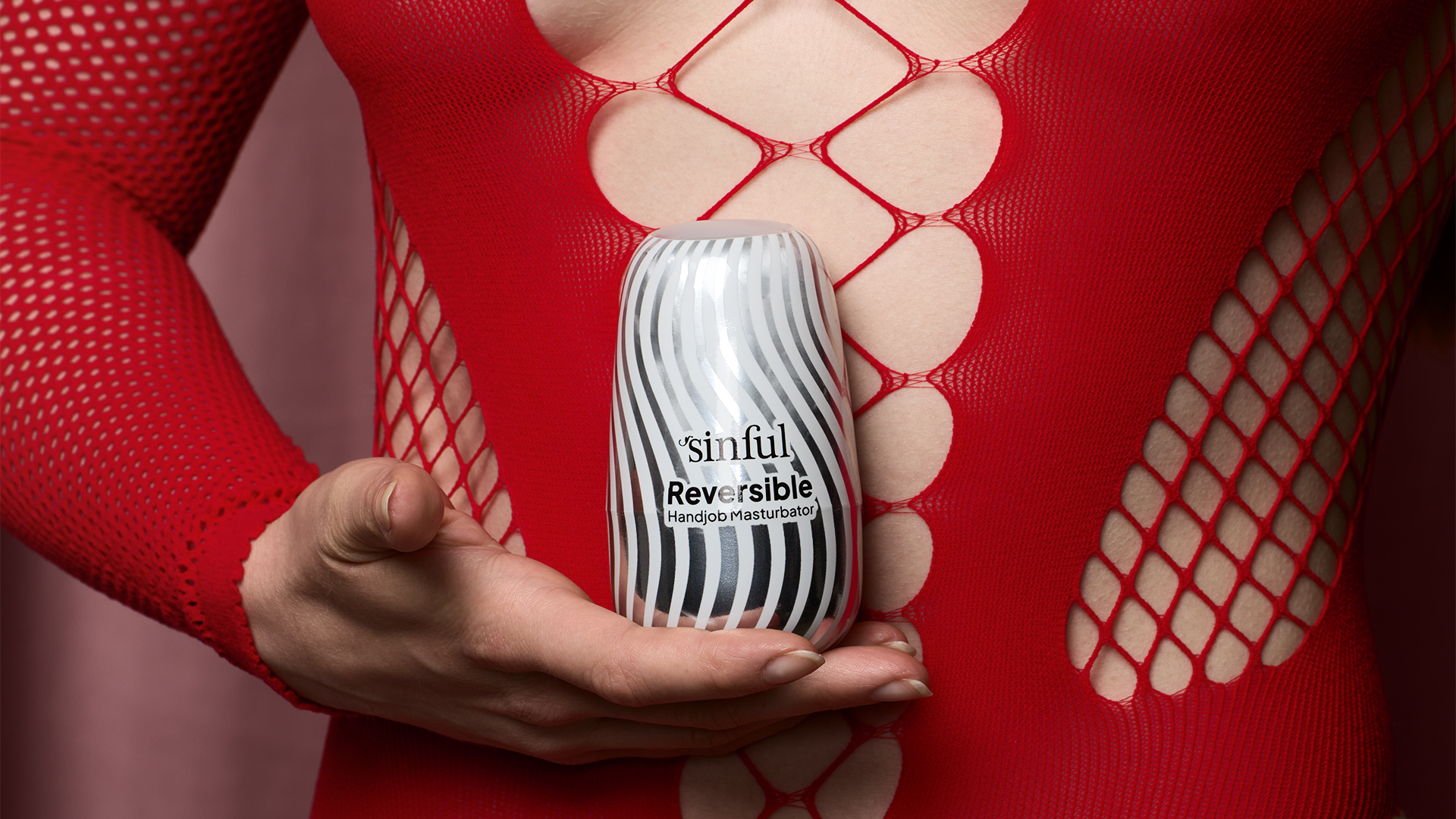 En kvinna som håller i en vändbar onaniprodukt för handstimulering
