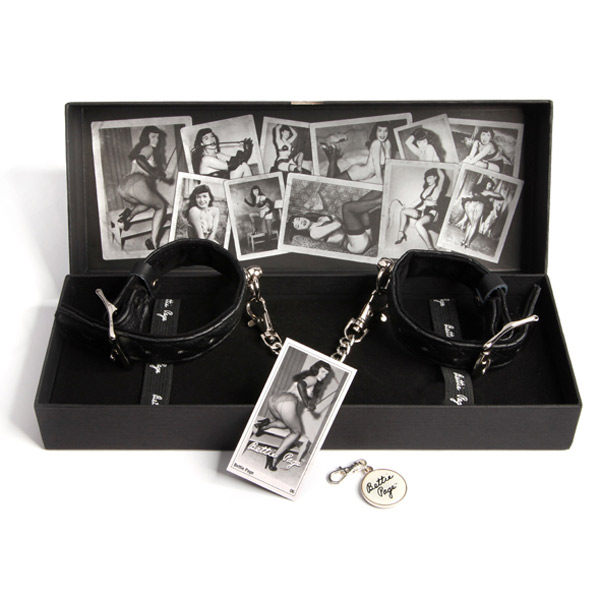 Bettie Page Wrist Cuffs Håndleddsmansjetter 1