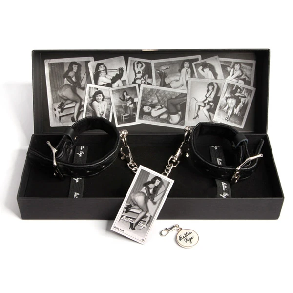 Bettie Page Wrist Cuffs Håndleds Manchetter 1
