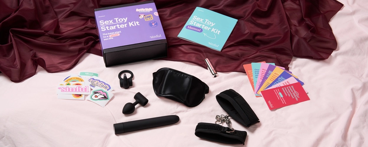Sinful Sex Toy Starter Kit på en seng