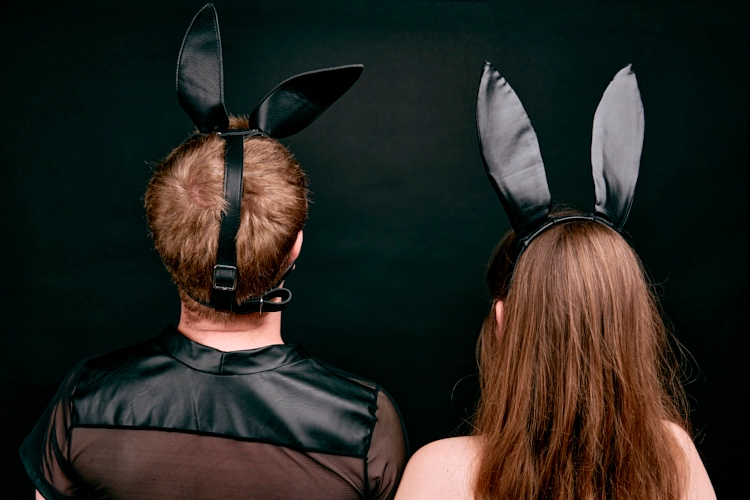 Un couple portant des costumes de lapin.