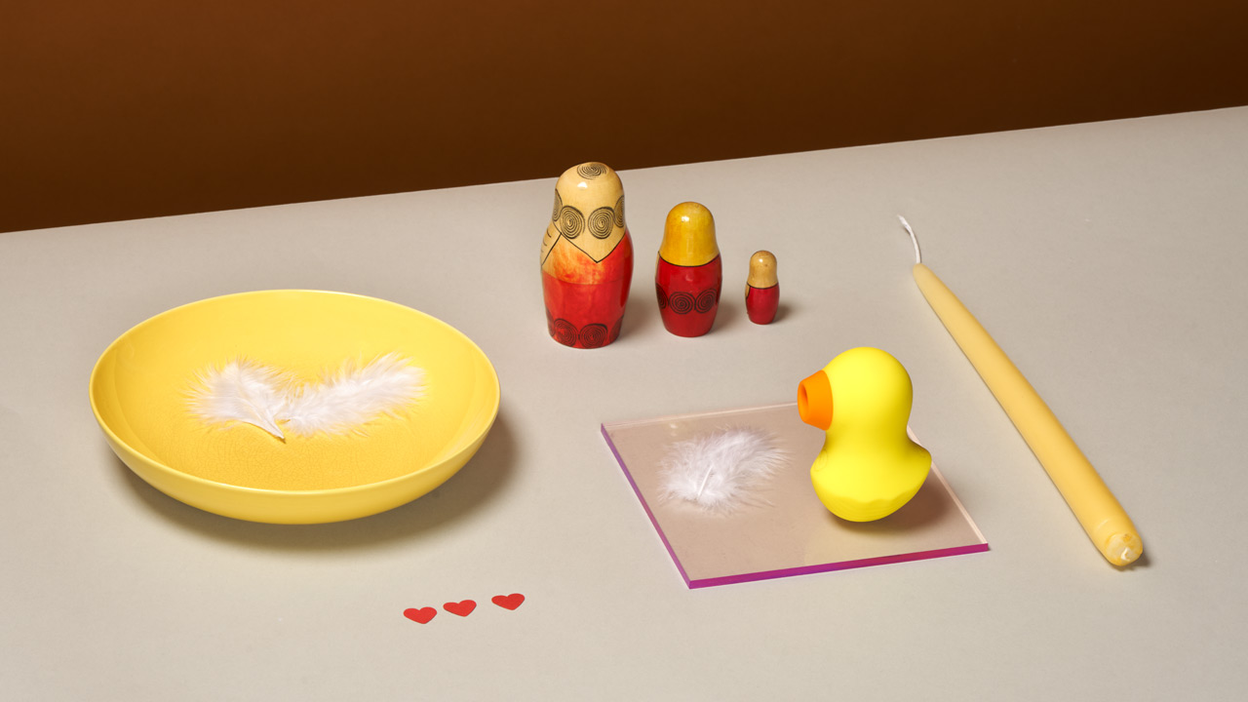 Mr. Duckie et différents objets sur une table