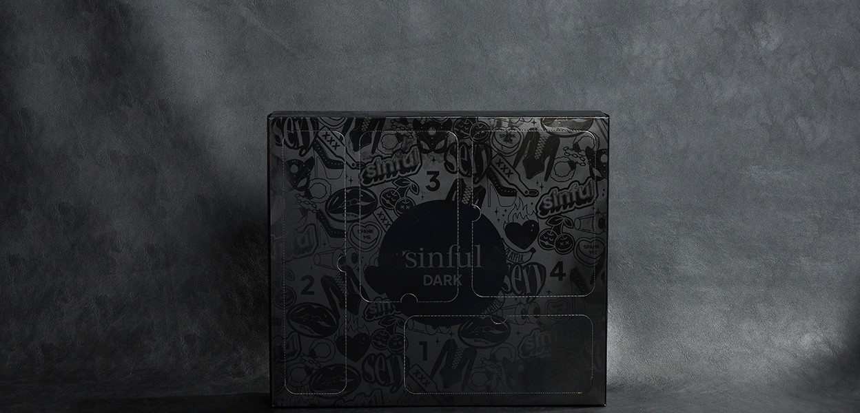 GIF einer Hand, die nach einem schwarzen Adventskalender greift, nur um von einer anderen Hand in Latexhandschuhen weggeschlagen zu werden, die den Kalender zu sich heranzieht.