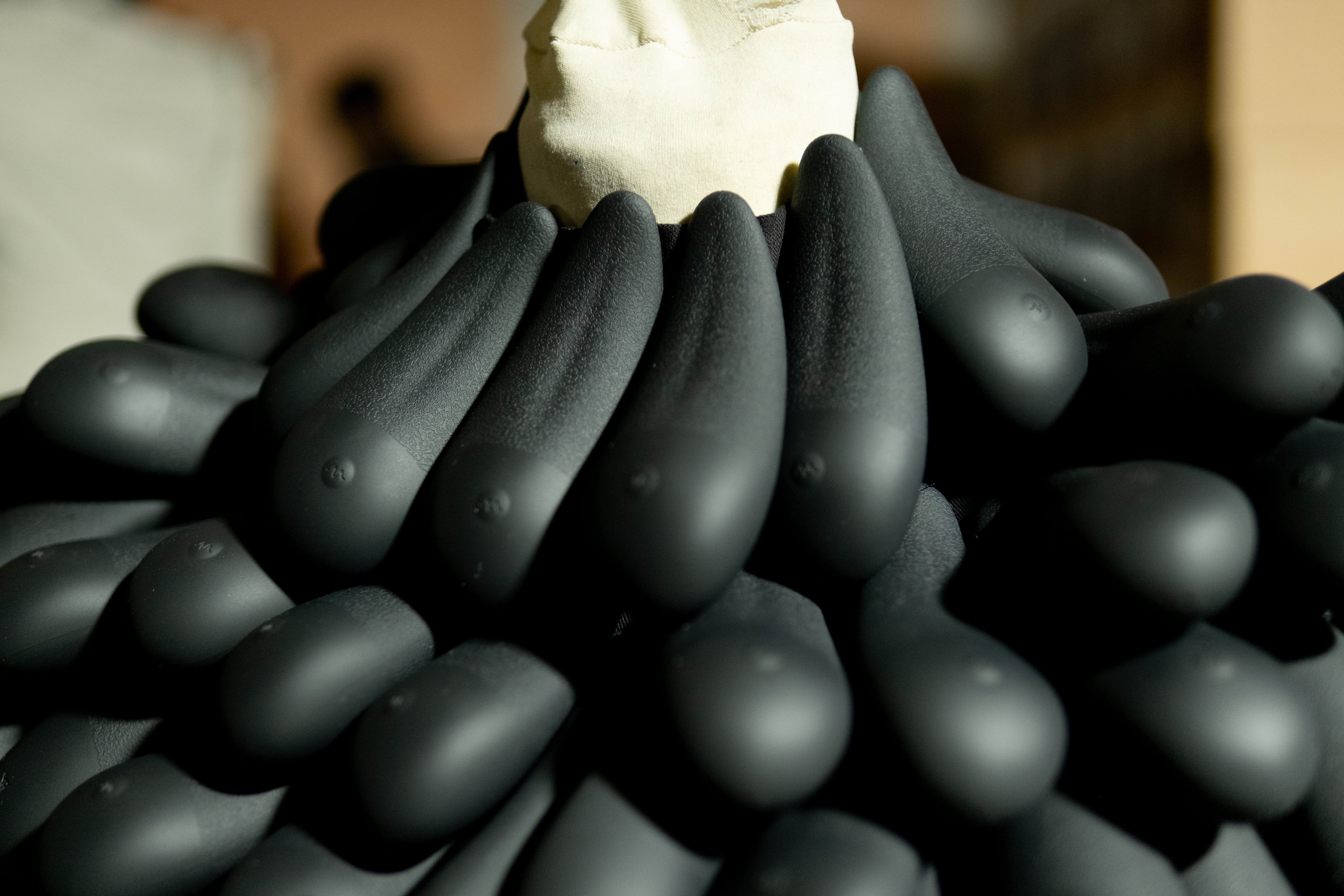 Sort sexlegetøj oven på hinanden