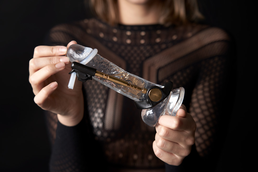 Un extenseur de pénis installé sur un gode transparent