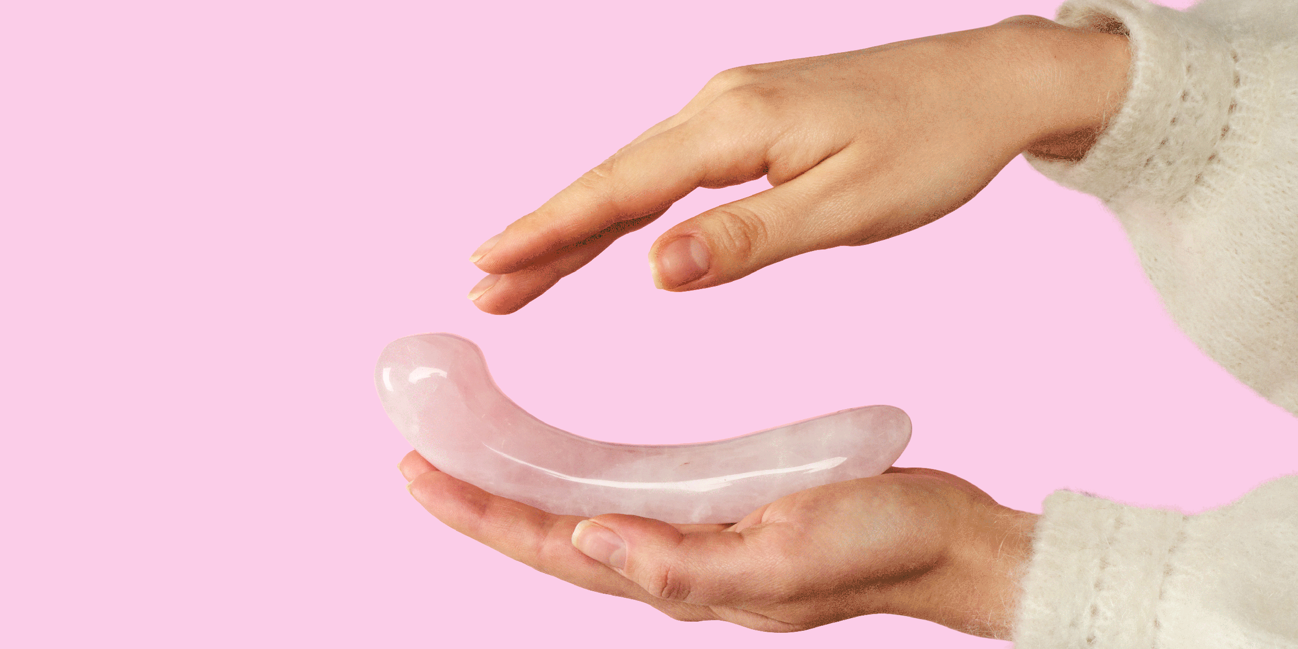 Een hand die een G-spot dildo streelt