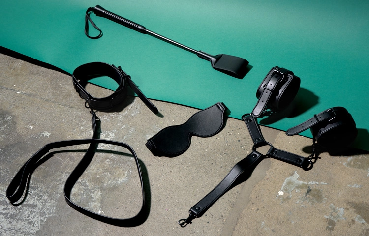 Accessoires BDSM sur un sol en béton
