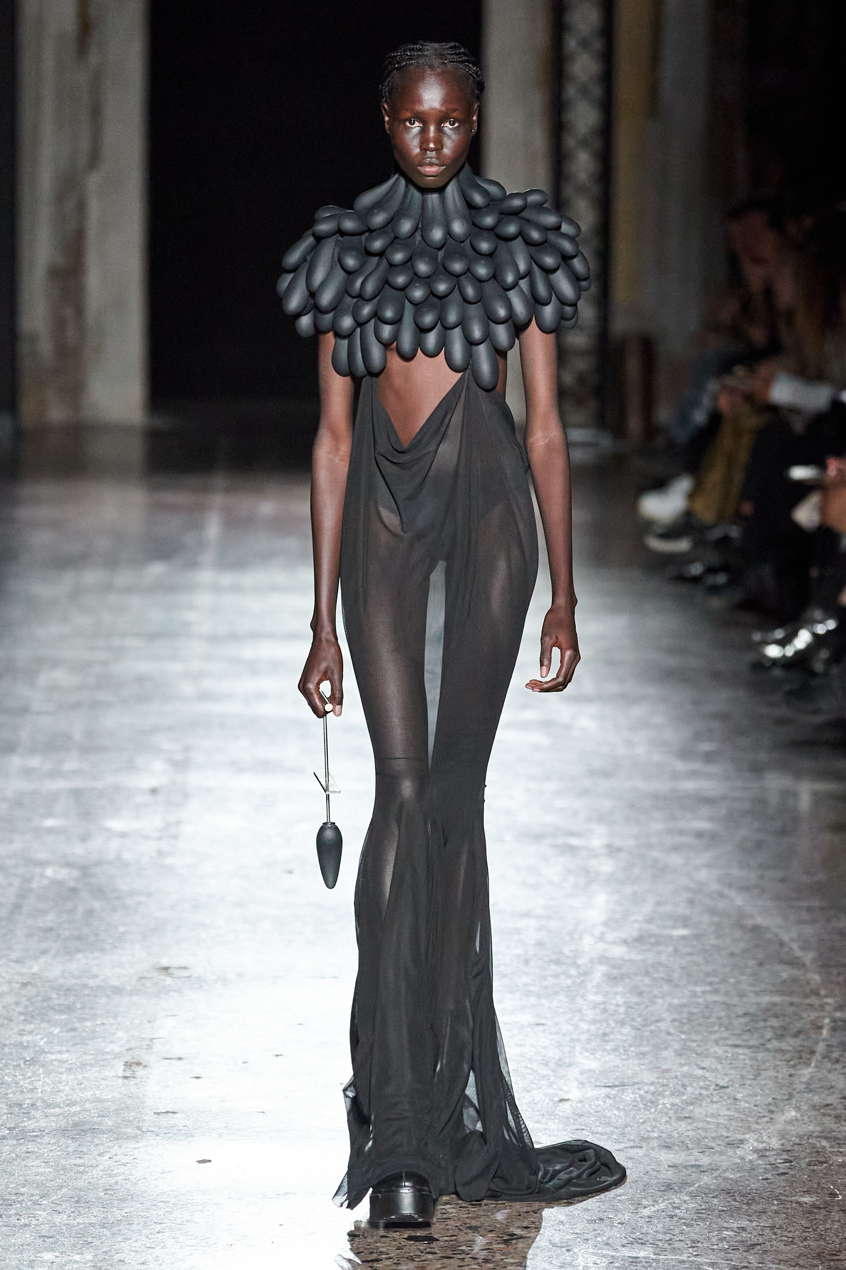 Person iført kjole lavet af sexlegetøj