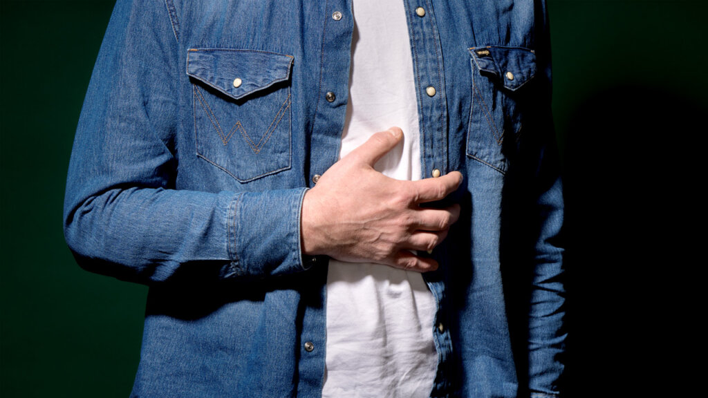 Een man met zijn hand op zijn borst