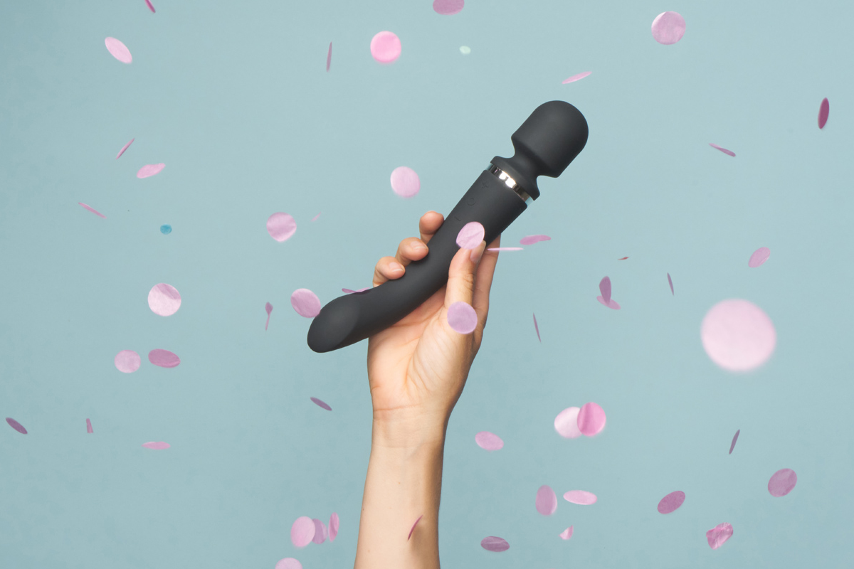 En hand som håller en magic wand för par