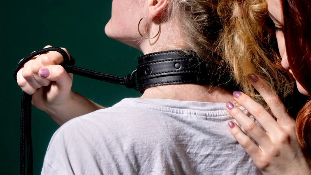 Femme avec collier et string noir