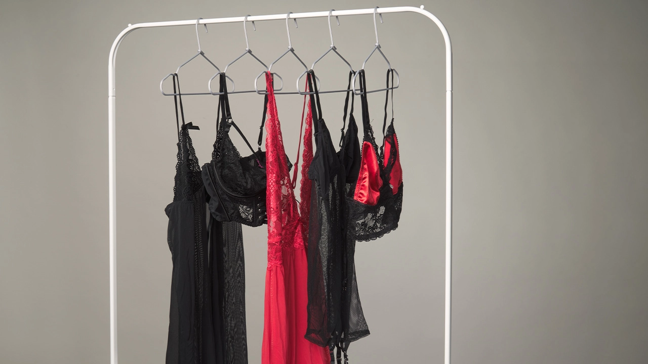 Rote und schwarze Dessous auf einem Gestell