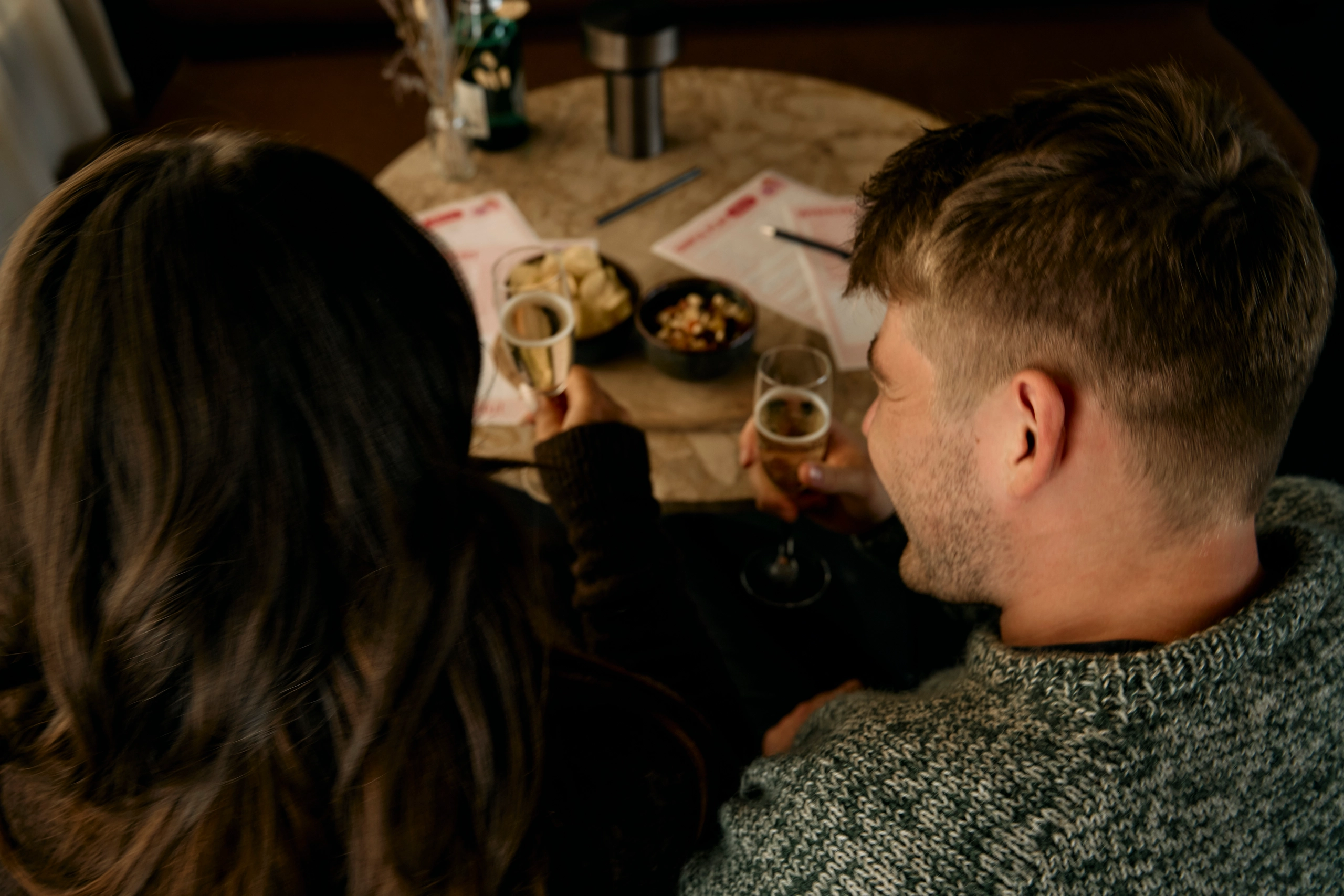 Een stel zit samen op een date