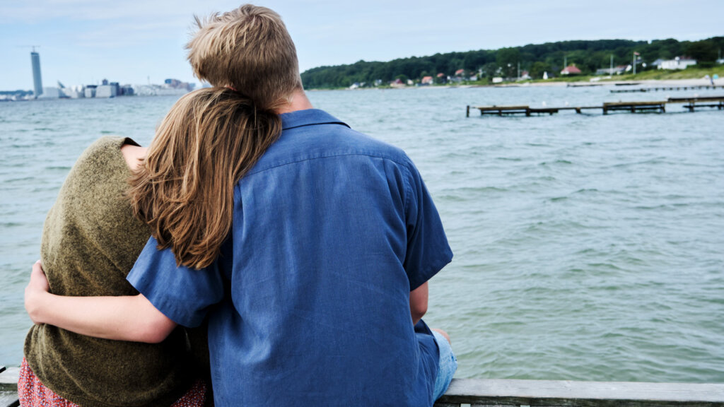 Koppel zitten samen en kijken naar zee