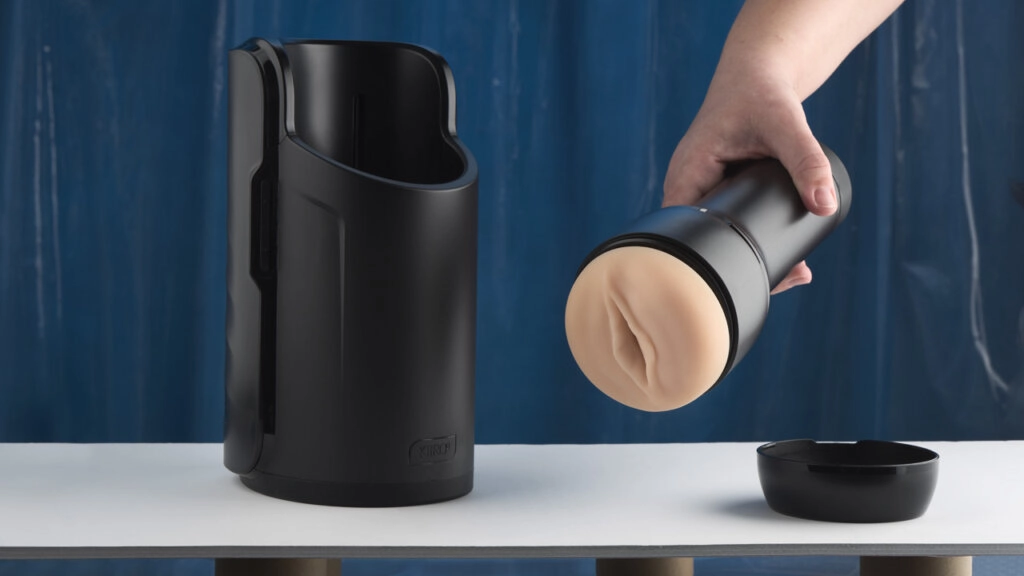 Een hand die een fleshlight vasthoudt