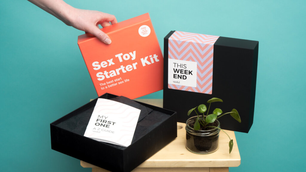 Tre lådor med sexleksaker på ett bord