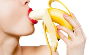 Kvinde der spiser en banan