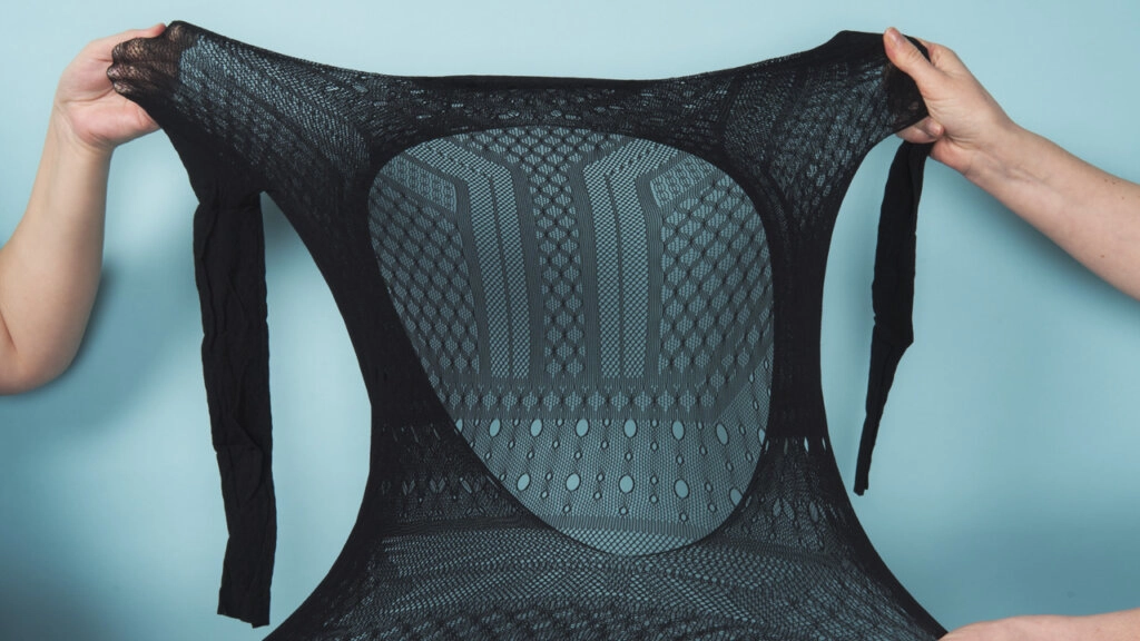 To hender som strekker en svart bodystocking med lange ermer.