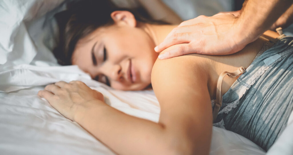 Kvinde får massage på ryggen