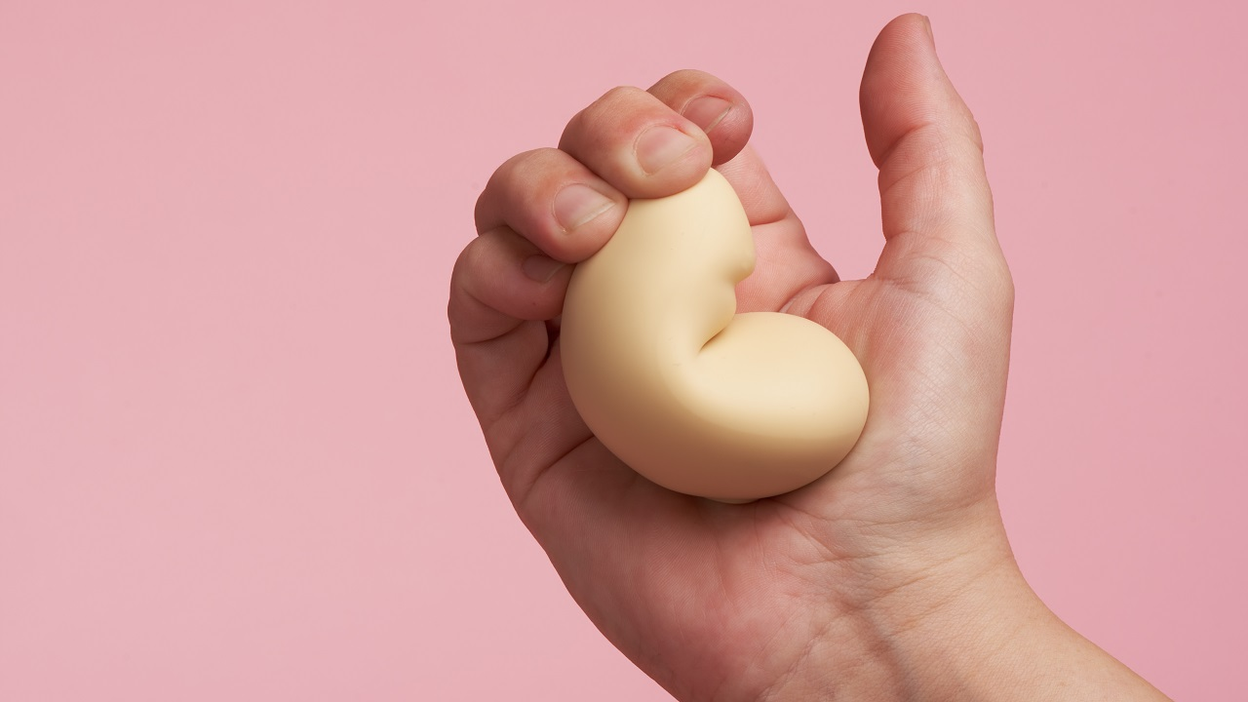 Sextoy Sinful Soft compressé par une main