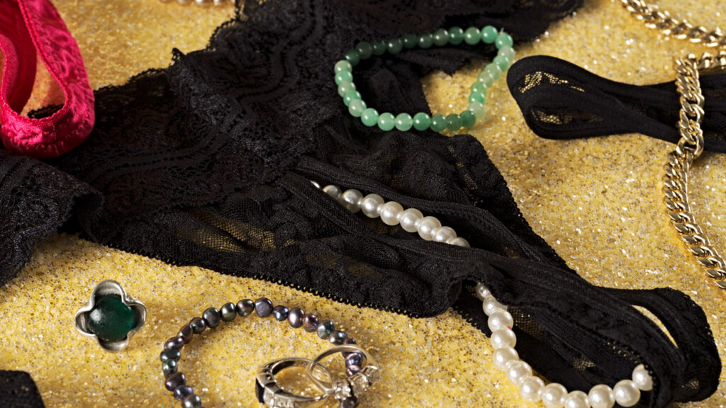 Smykker og en svart truse med perler