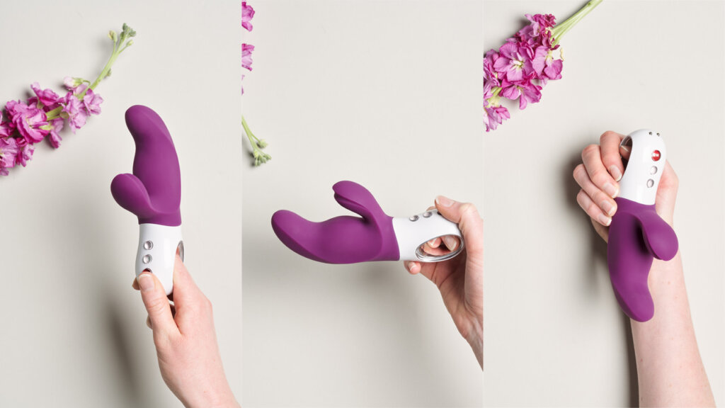 Drie afbeeldingen van een hand die een paarse vibrator vasthoudt
