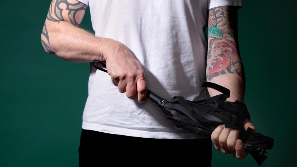 Homme avec un fouet dans les mains
